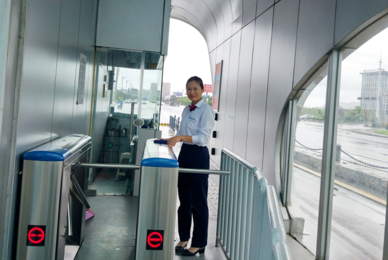 公交集團(tuán)快速公司站務(wù)員暖心服務(wù) 讓愛凝聚