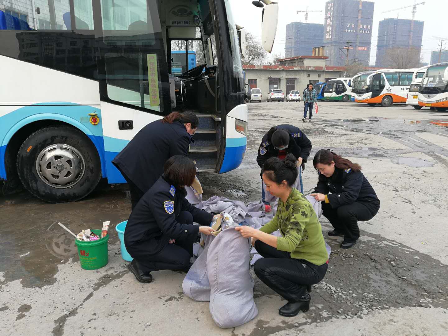 公交集團(tuán)佳連公司開展車輛大清洗活動(dòng)