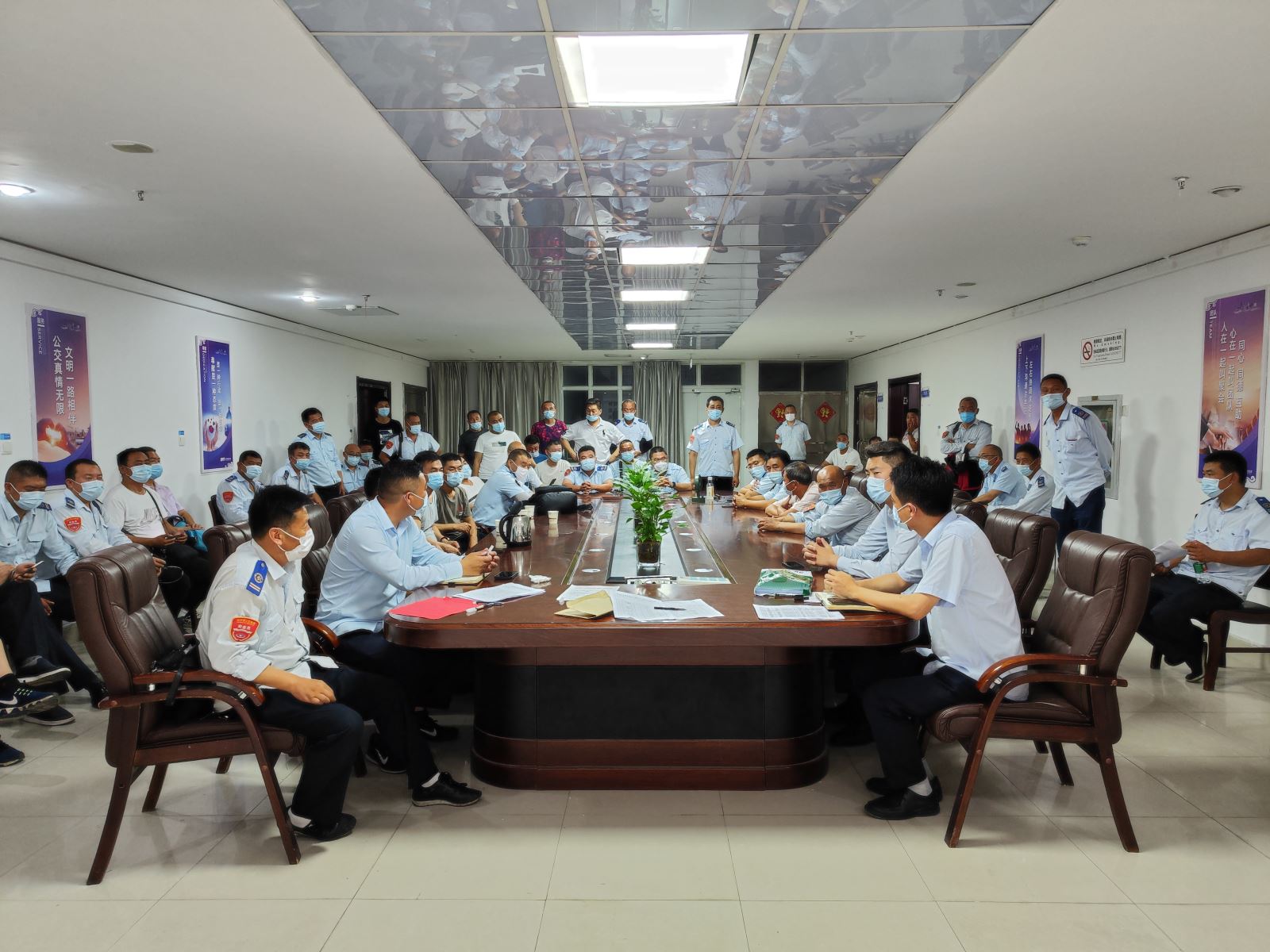 公交集團快速公交事業(yè)部召開駕駛員安全會議