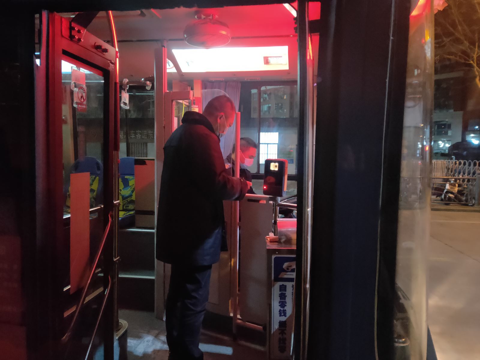 春運(yùn)首日，公交集團(tuán)公交事業(yè)二部開展安全大檢查