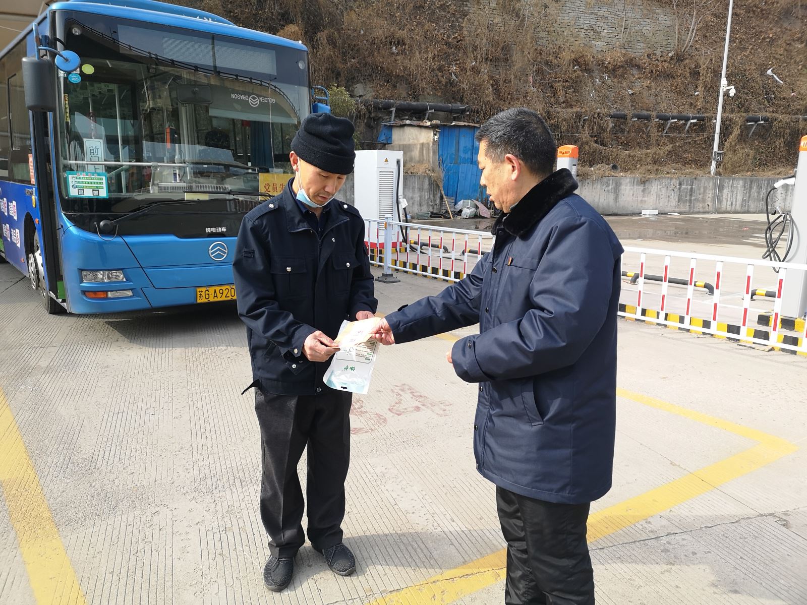 公交集團公交事業(yè)二部開展春節(jié)走訪慰問困難黨員活動