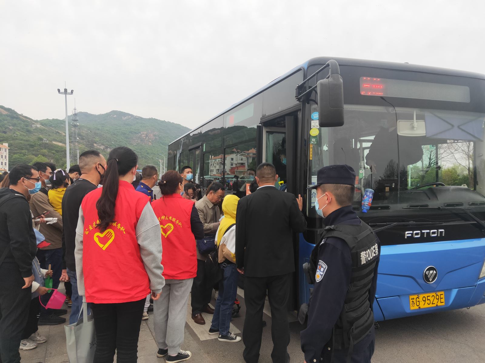 勞動(dòng)節(jié)，公交志愿服務(wù)不停歇