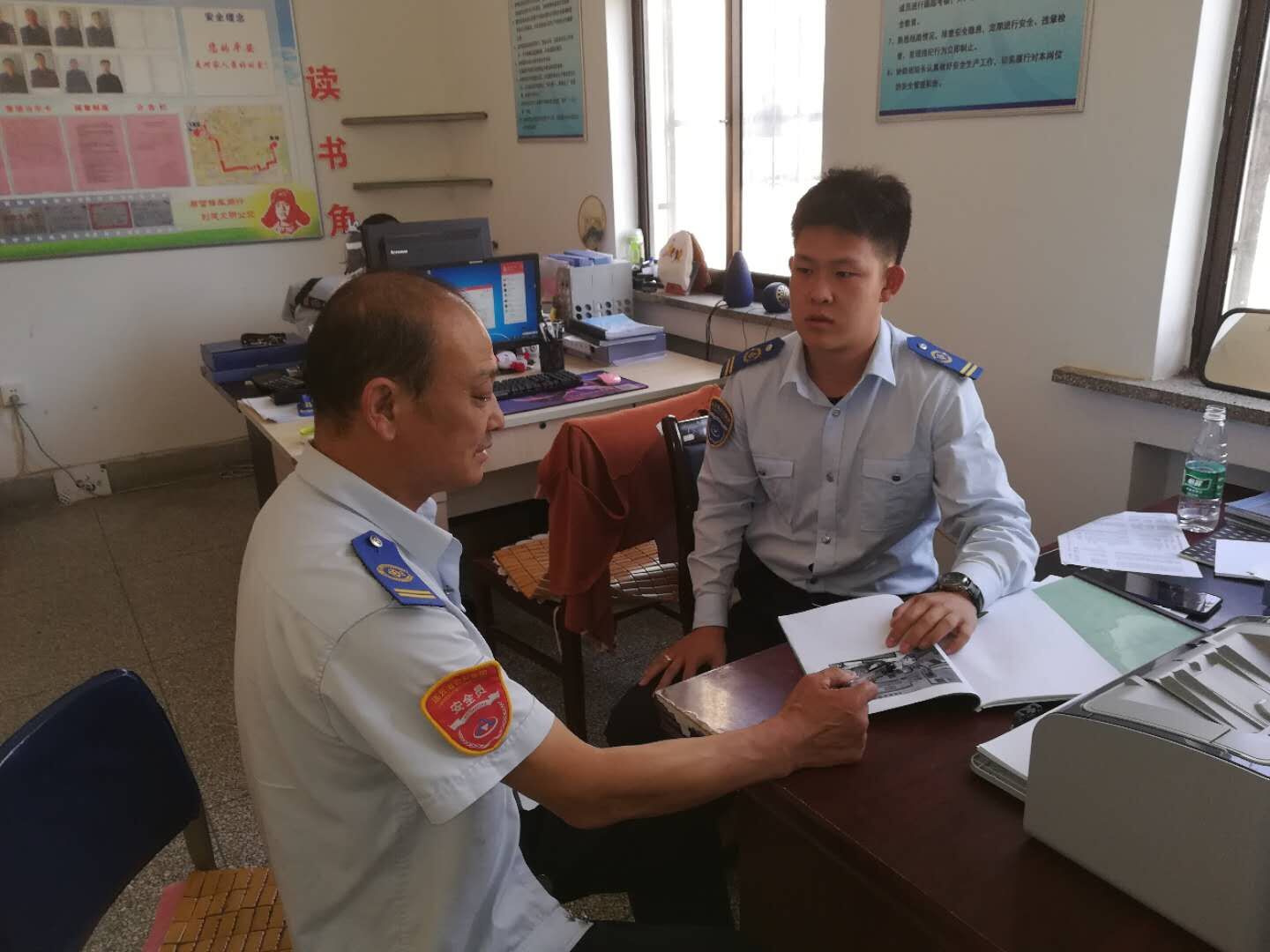 公交集團(tuán)海通公交公司開展駕駛員“一對(duì)一”幫教活動(dòng)