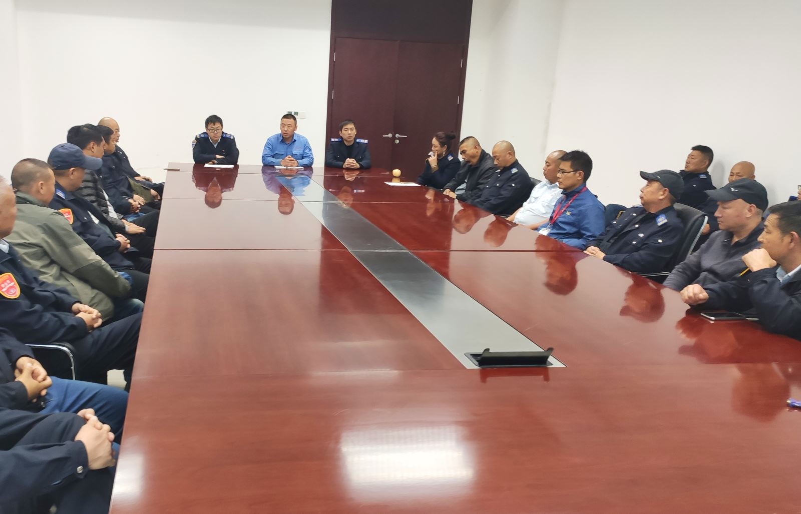 公交集團經(jīng)營發(fā)展事業(yè)部召開盛虹石化通勤線專題運營會