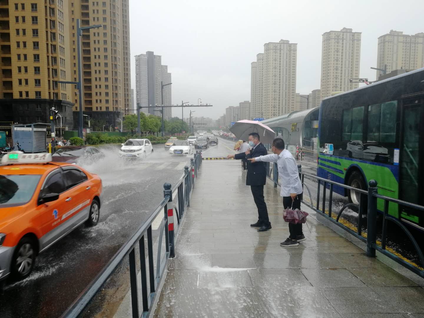 大雨來襲，快速公交事業(yè)部抗?jié)硴岆U全力以赴 為市民出行保駕護航！