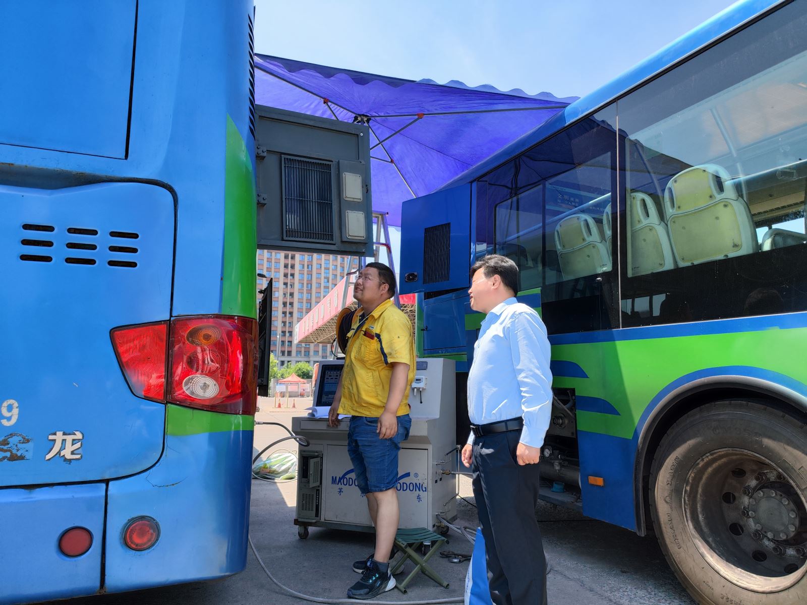 公交集團快速公交事業(yè)部開展LNG車載氣瓶檢測工作