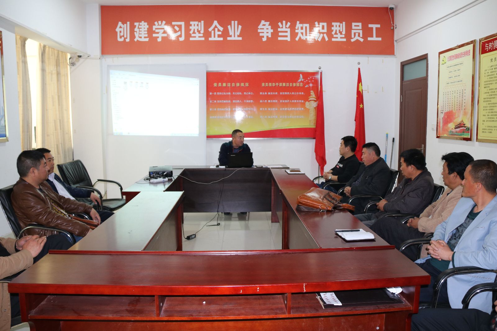 公交集團(tuán)舉辦重點(diǎn)駕駛員及車(chē)隊(duì)長(zhǎng)培訓(xùn)班