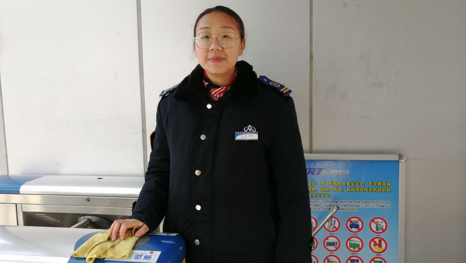 公交集團快速公交事業(yè)部站務(wù)員用真心服務(wù)贏得乘客認(rèn)可