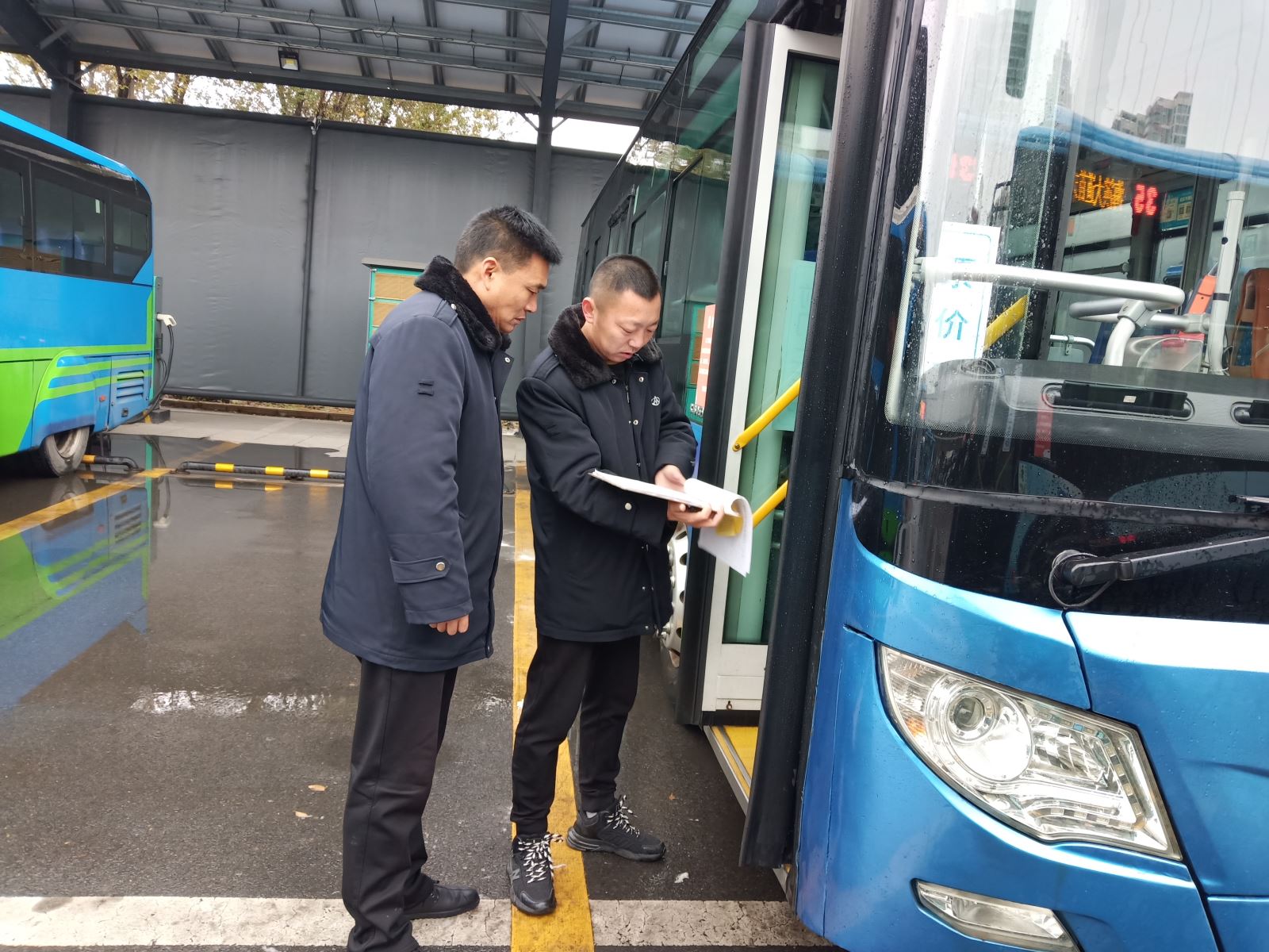 公交集團(tuán)公交事業(yè)二部開展“全國交通安全日”安全檢查活動