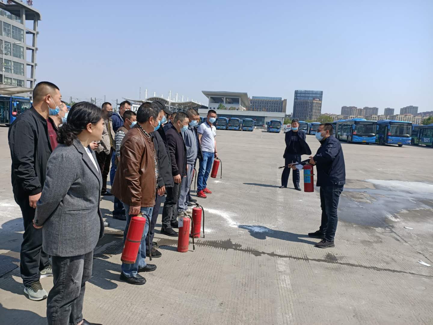 快速公交事業(yè)部東城分公司開展駕駛員消防滅火實戰(zhàn)演練，全力保障乘客出行安全