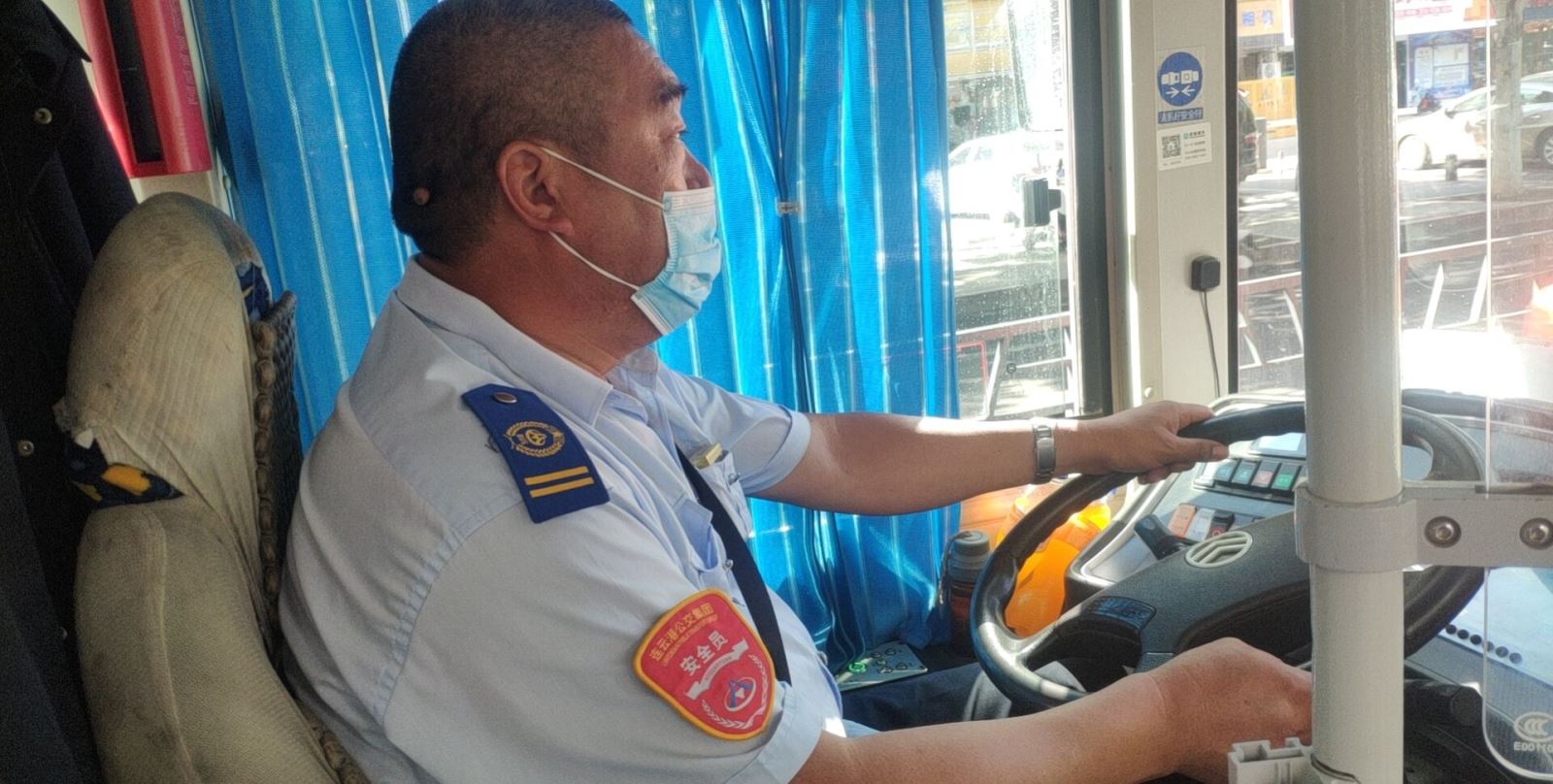 公交集團公交事業(yè)一部7路駕駛員李玉雙拾金不昧受表揚