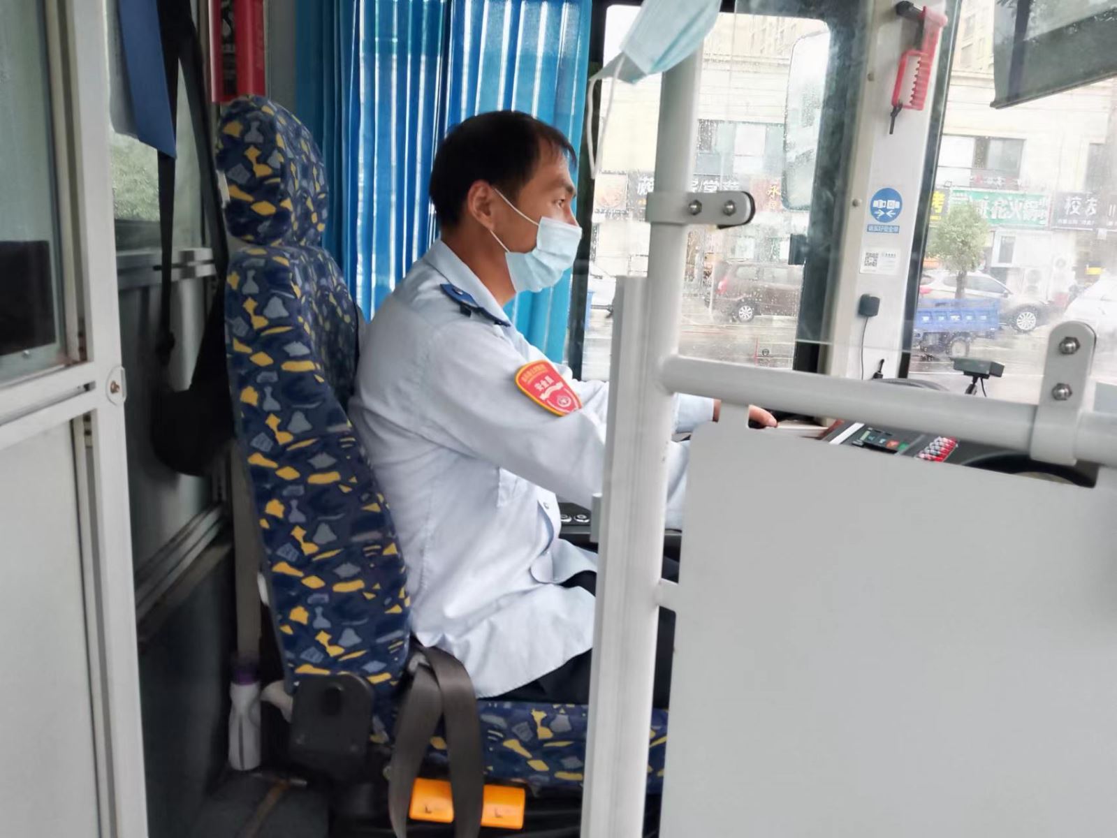 公交集團(tuán)公交事業(yè)一部15路駕駛員劉海波拾金不昧受乘客表?yè)P(yáng)