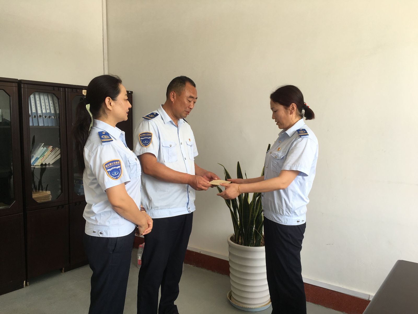 公交集團(tuán)海通公交公司黨總支、工會“七一”慰問困難黨員