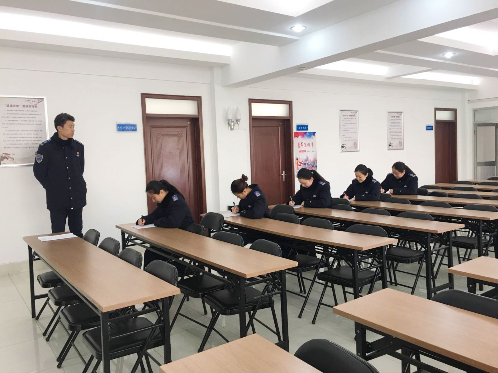 公交集團服務(wù)熱線開展客服人員業(yè)務(wù)知識測試工作