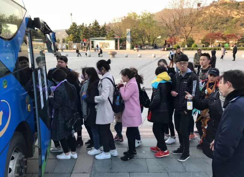 加密班次加強(qiáng)管理 公交集團(tuán)清明節(jié)小長(zhǎng)假確保乘客平穩(wěn)出行