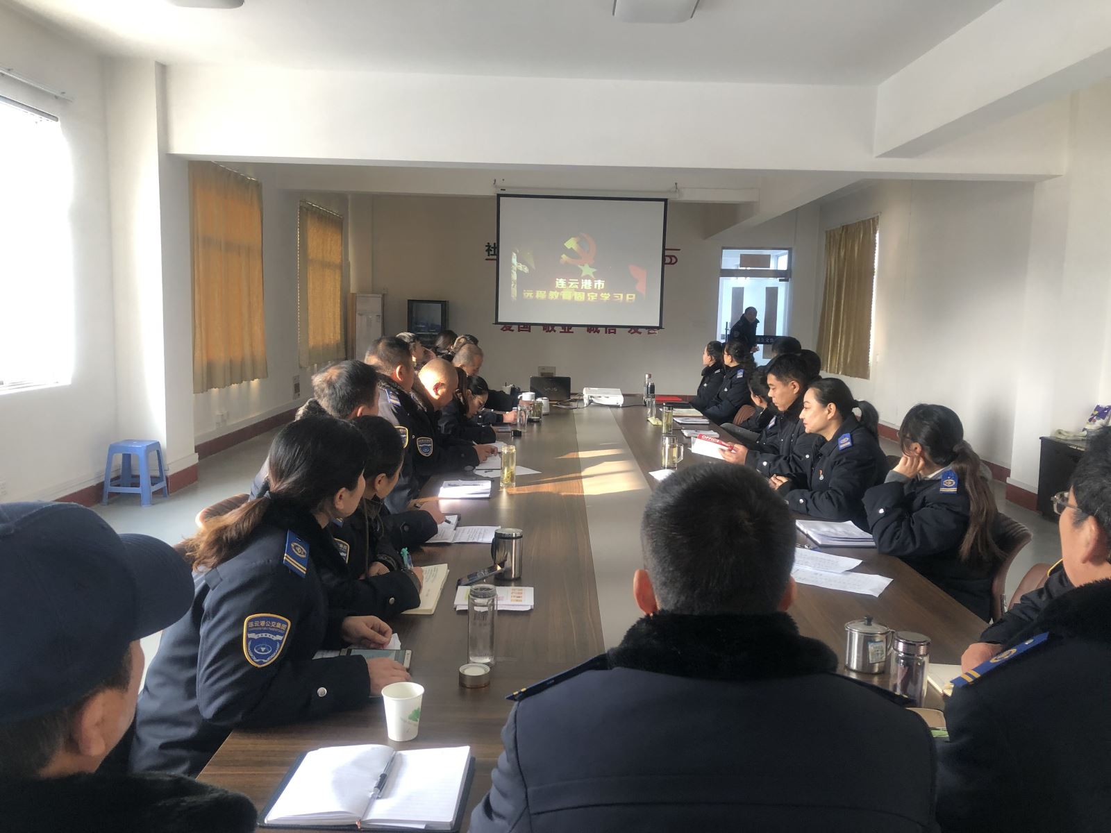 公交集團公交事業(yè)一部、公交事業(yè)二部組織觀看專題片《必由之路》