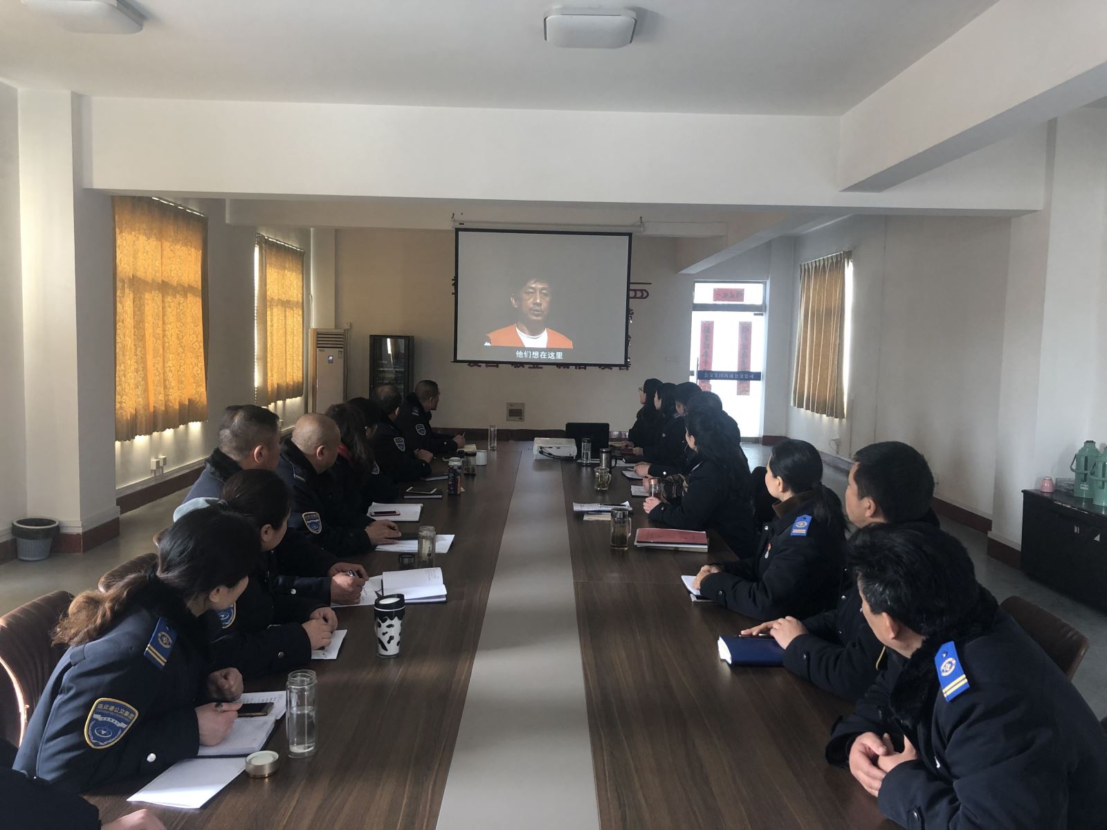 公交集團事業(yè)一部、經(jīng)營發(fā)展事業(yè)部組織觀看廉政教育片《遼寧人大原副主任宋勇案例》