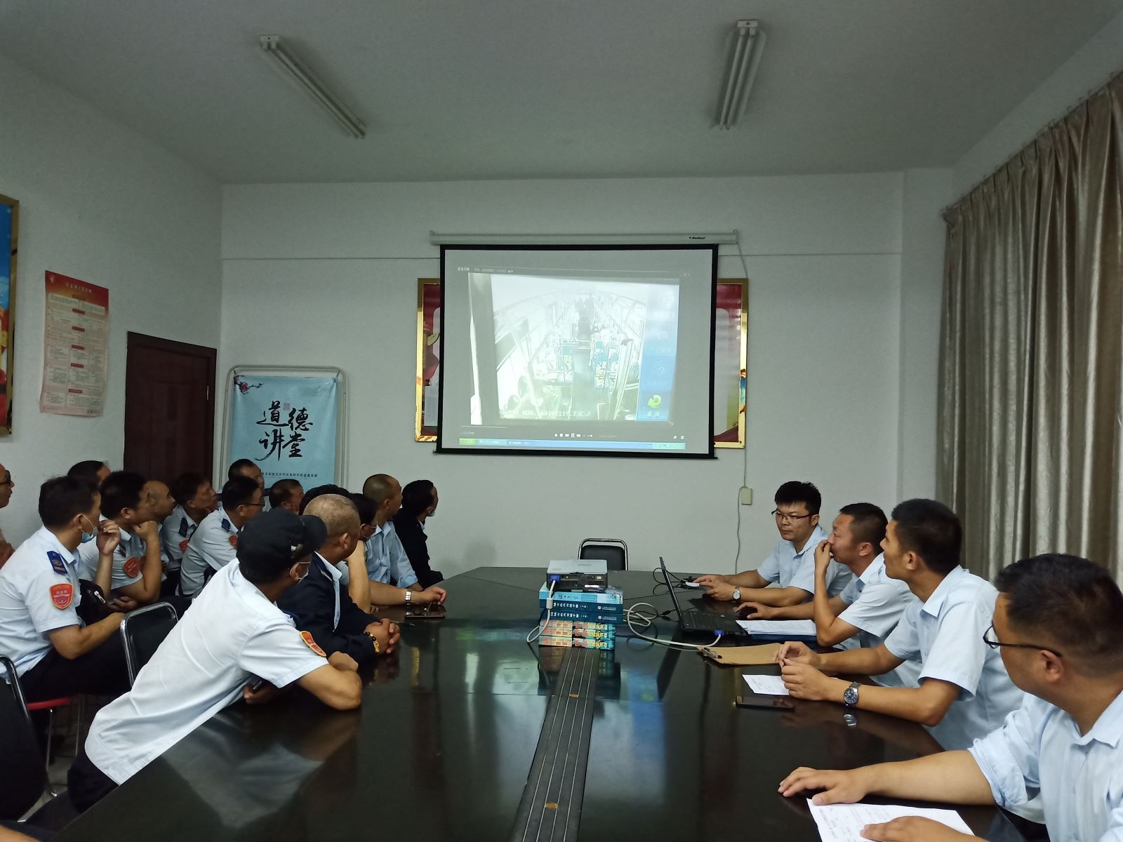 公交集團(tuán)公交事業(yè)二部召開(kāi)駕駛員安全會(huì)