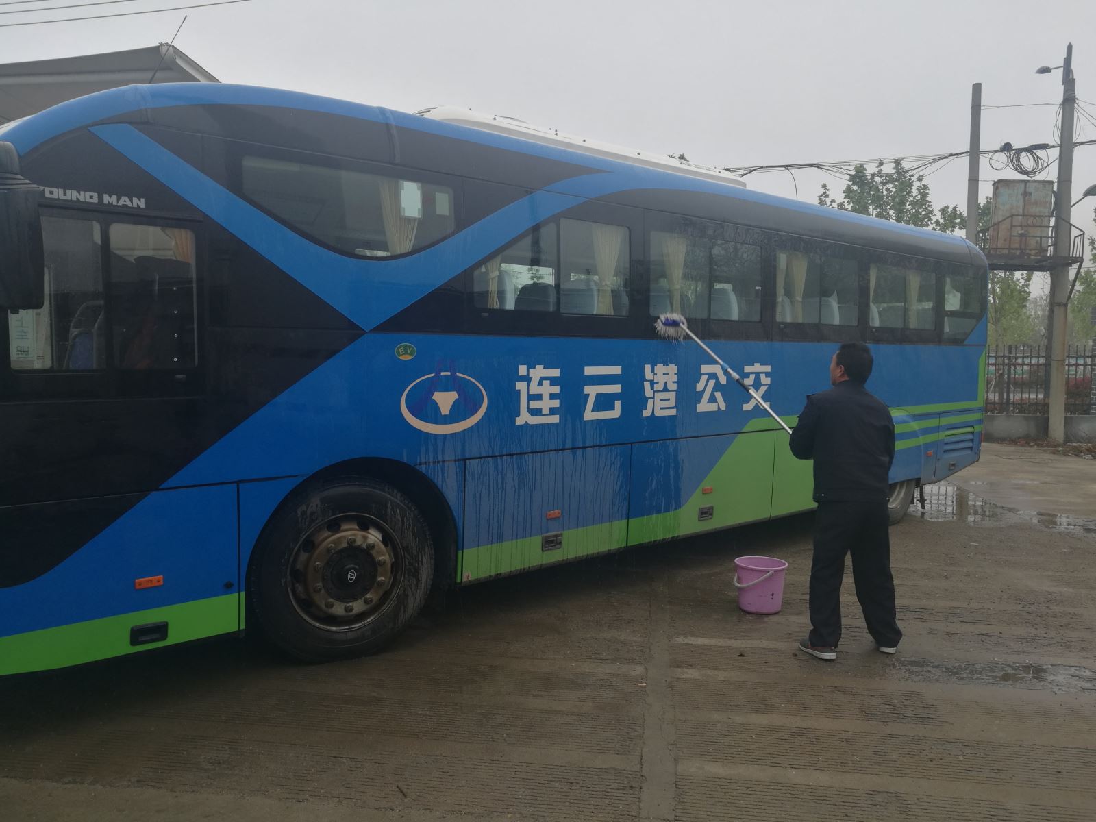 公交集團經(jīng)營發(fā)展事業(yè)部持續(xù)開展車容車貌綜合大檢查