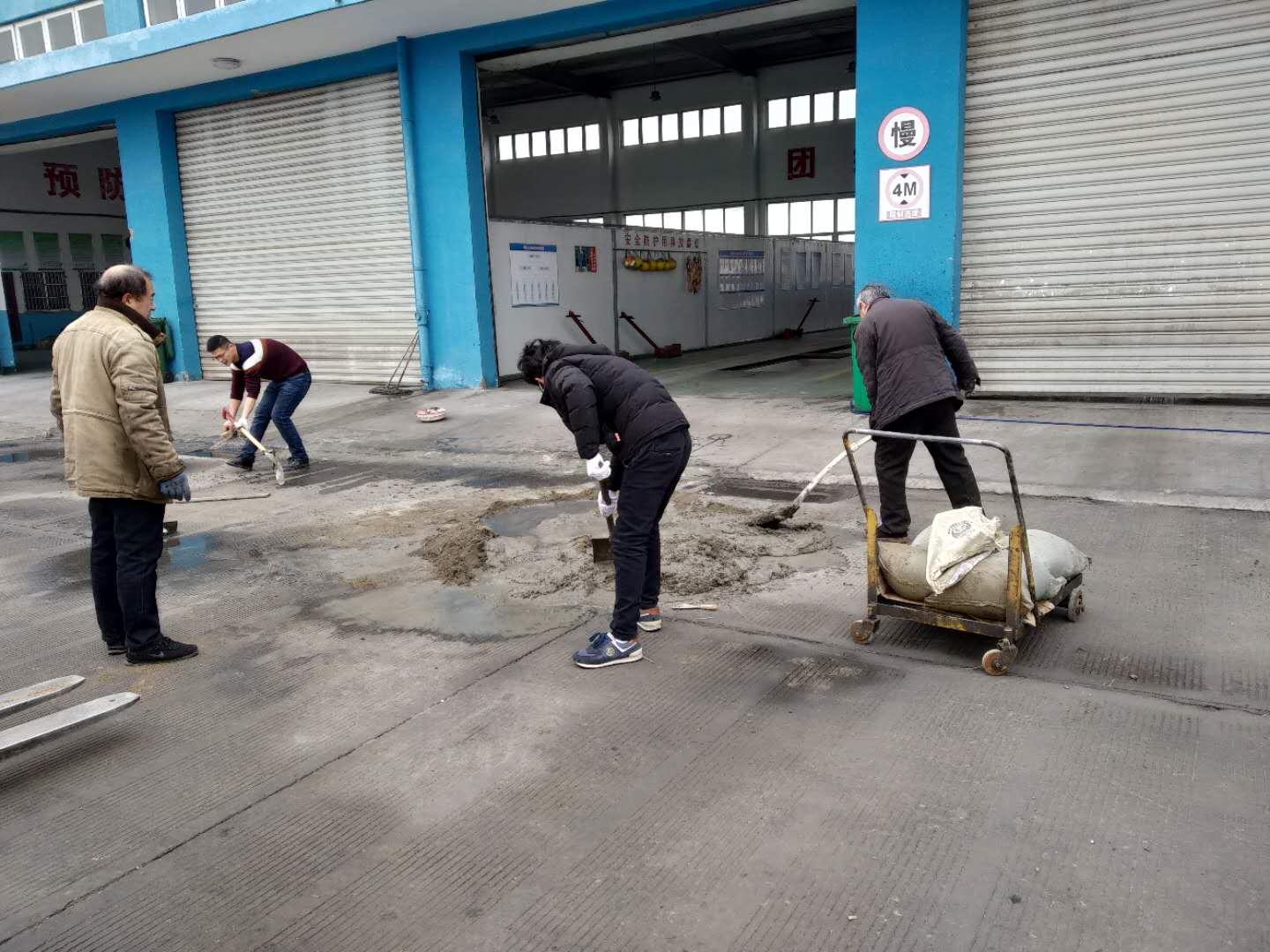 公交集團(tuán)機(jī)務(wù)事業(yè)部大浦分廠開(kāi)展車間地坪修整作業(yè)