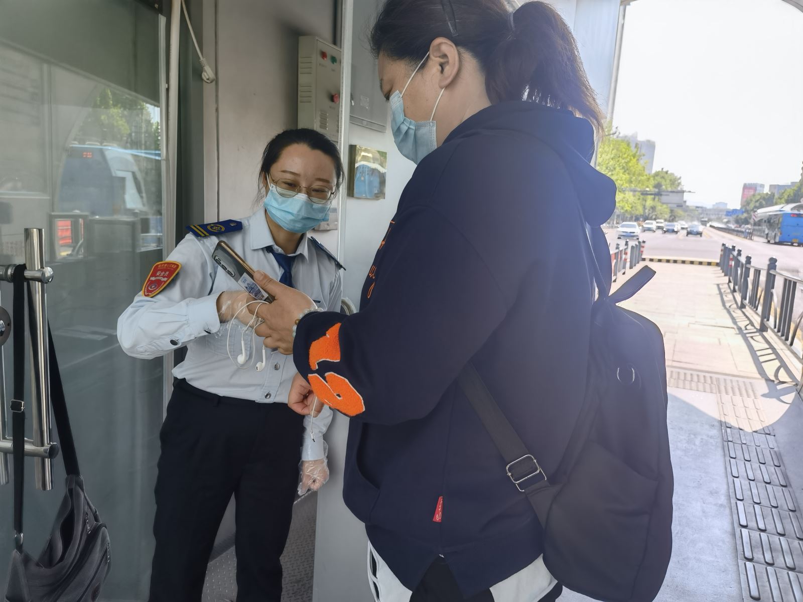 公交集團快速公交事業(yè)部站務(wù)員王慧、朱桂平接力找文件獲暖心點贊