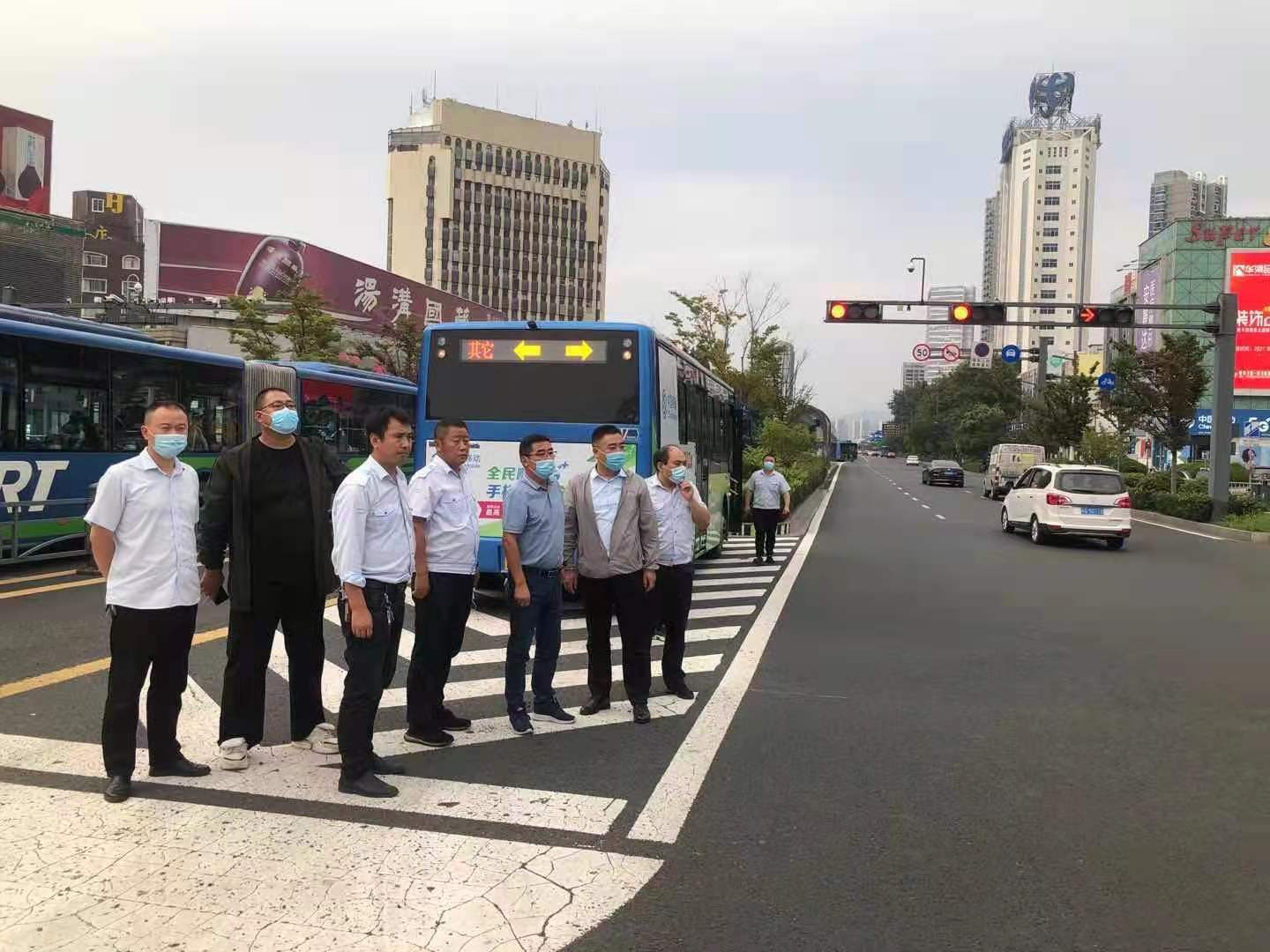 公交集團(tuán)公交事業(yè)一部路口查處違章超速行為緊繃安全弦