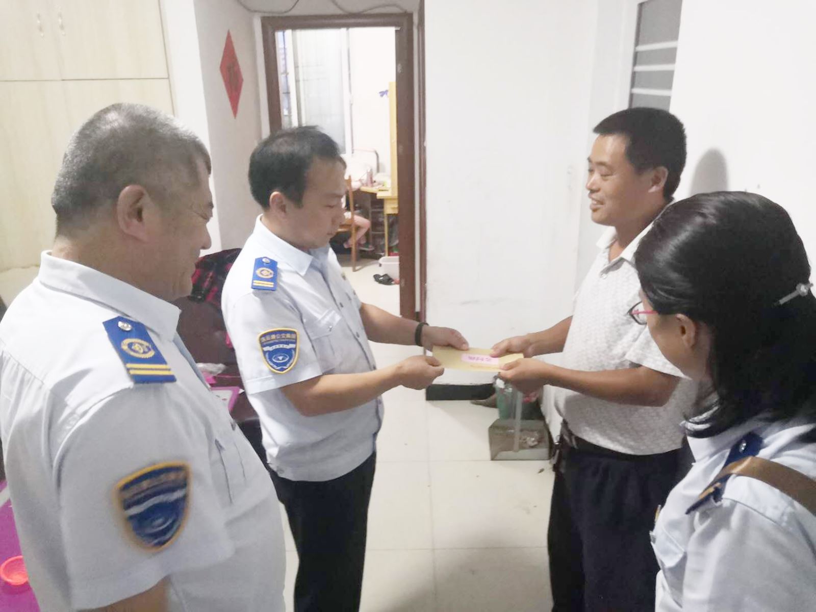 公交集團(tuán)快速公交公司領(lǐng)導(dǎo)慰問(wèn)探望生病職工