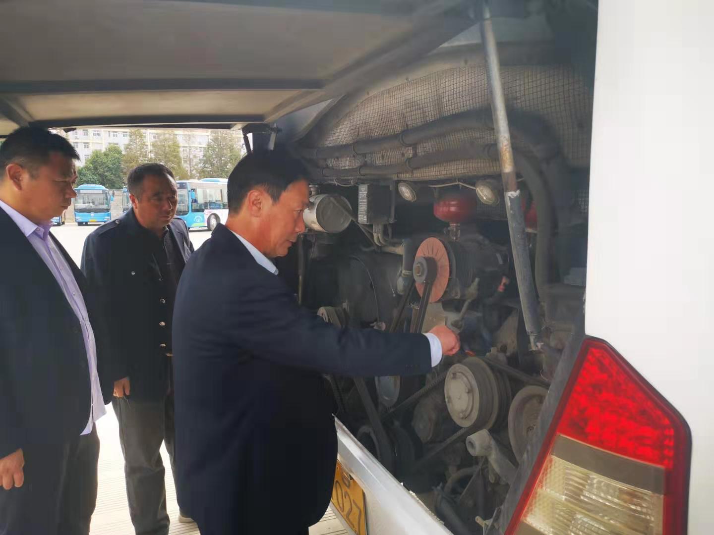 公交集團(tuán)公交事業(yè)二部、經(jīng)營(yíng)發(fā)展事業(yè)部全力做好 “徐圩馬拉松”參運(yùn)車輛專項(xiàng)檢查