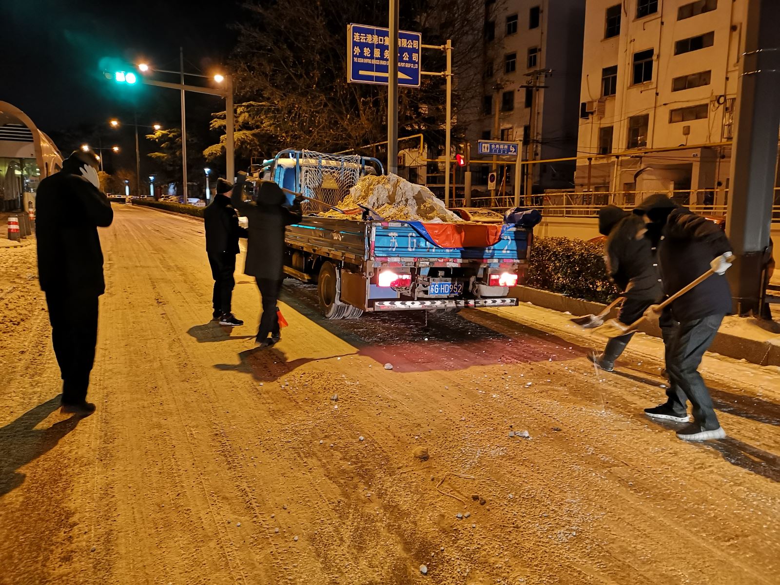 公交集團公交事業(yè)二部持續(xù)應對冰雪惡劣天氣