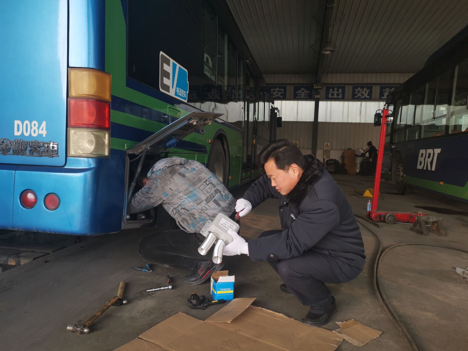 快速公交事業(yè)部安裝電車暖風機