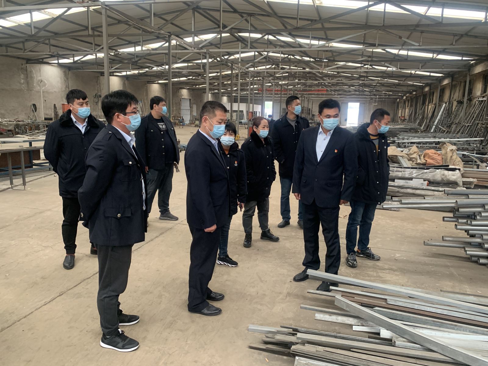 公交集團(tuán)公交事業(yè)二部開展“黨建引領(lǐng)富民路，脫貧攻堅(jiān)當(dāng)先鋒”主題黨日活動