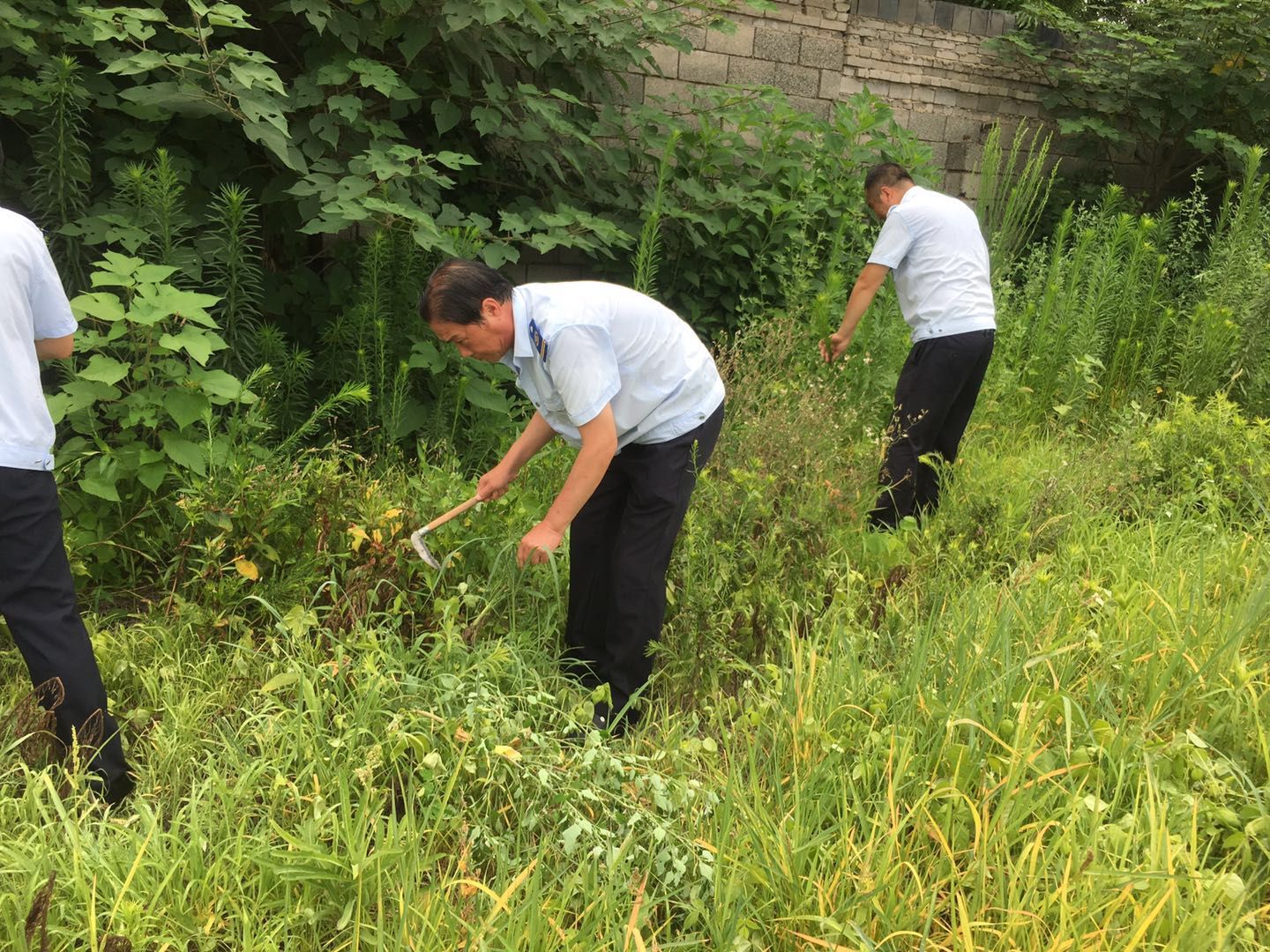 公交集團(tuán)經(jīng)營發(fā)展事業(yè)部開展場站衛(wèi)生清理推進(jìn)創(chuàng)文工作