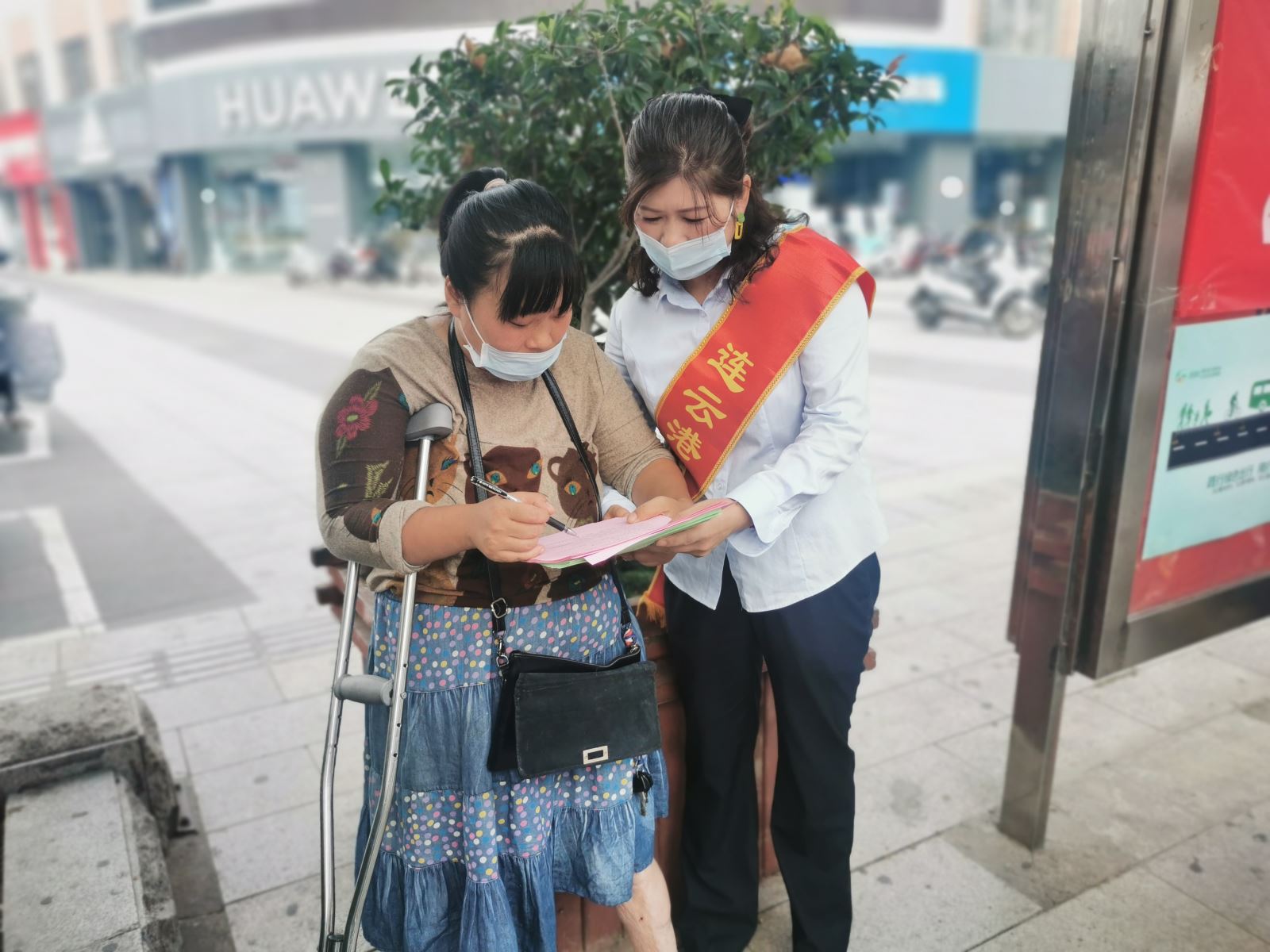 公交集團(tuán)開展關(guān)愛殘疾人無障礙安全文明出行及公交志愿服務(wù)活動(dòng)