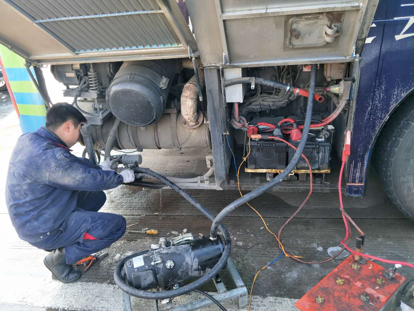 公交機(jī)務(wù)技術(shù)事業(yè)部雪天保障公交車(chē)輛安全出行