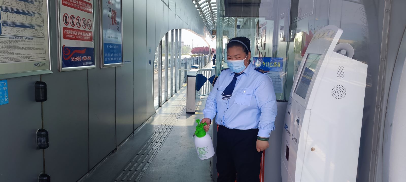 乘客身體不適，站務(wù)員暖心幫助 獲家屬連連道謝