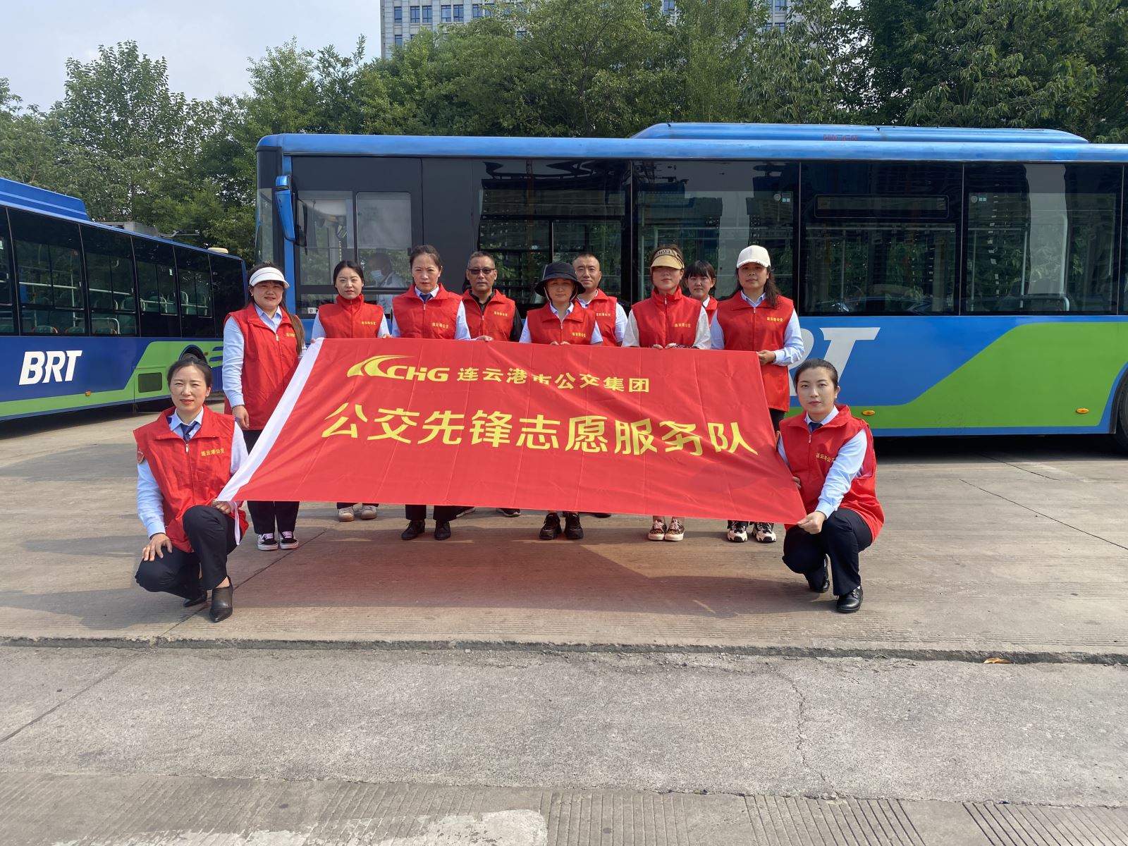 快速公交事業(yè)部開展“除草助創(chuàng)文， 行動亮初心”黨員志愿活動