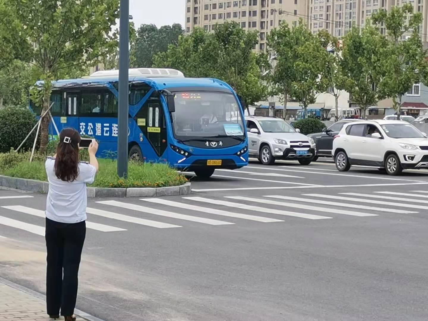 公交集團(tuán)經(jīng)營發(fā)展事業(yè)部開展路口、站點(diǎn)及斑馬線專項(xiàng)檢查活動