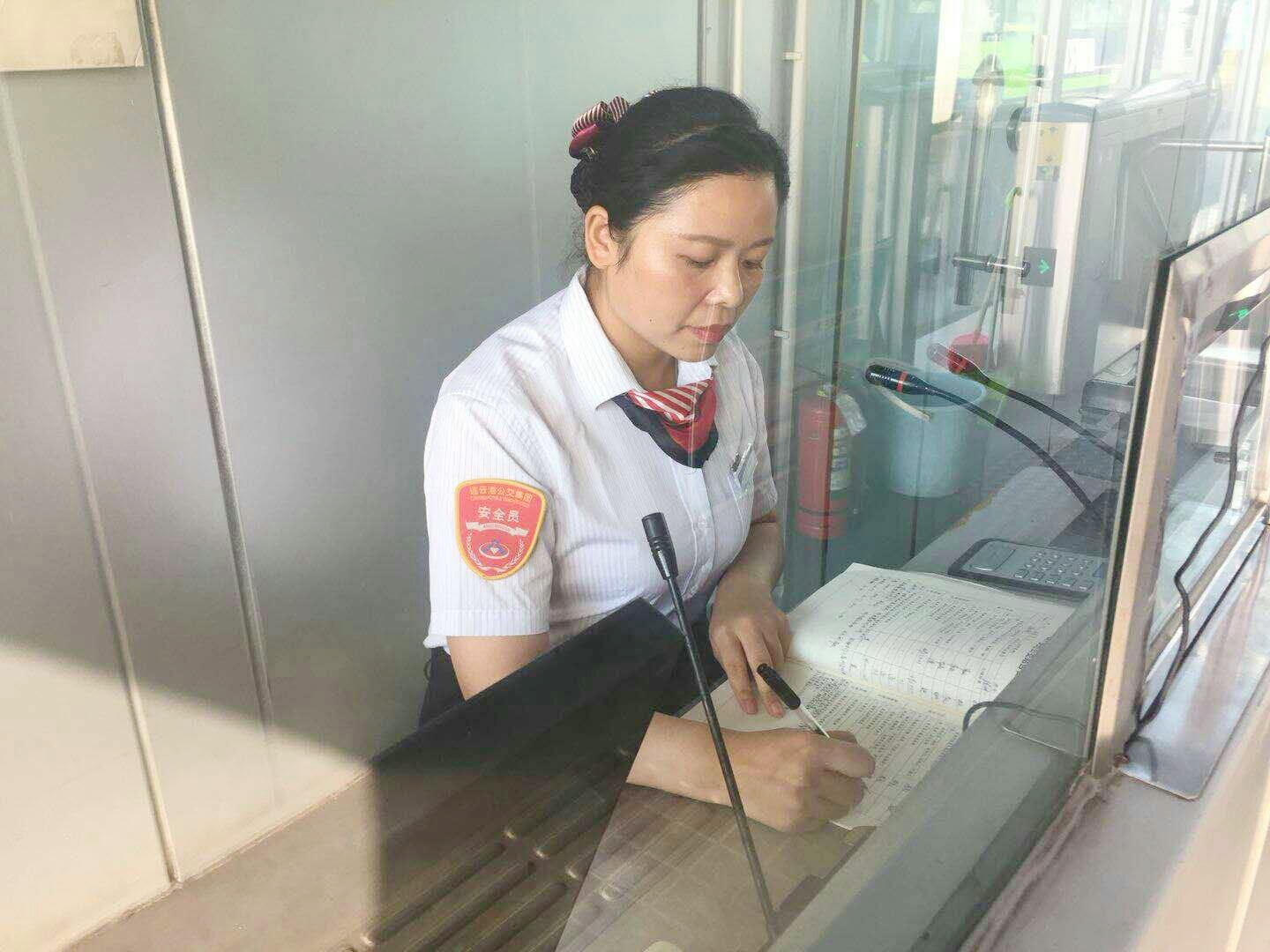 公交集團(tuán)快速公司站務(wù)員愛崗敬業(yè) 綻放光彩