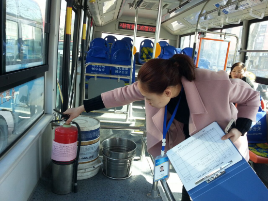 公交海州公司開展“乘公交 找問(wèn)題”活動(dòng)