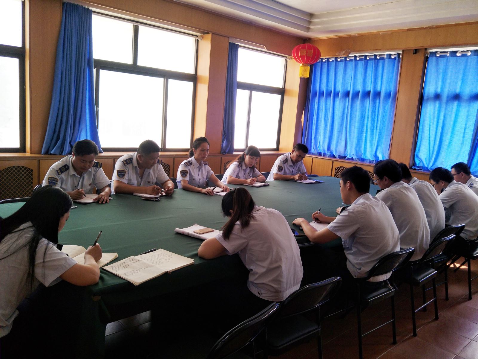 公交集團(tuán)佳連公司黨支部召開“振奮精神強(qiáng)堡壘、頑強(qiáng)拼搏謀跨越”會議