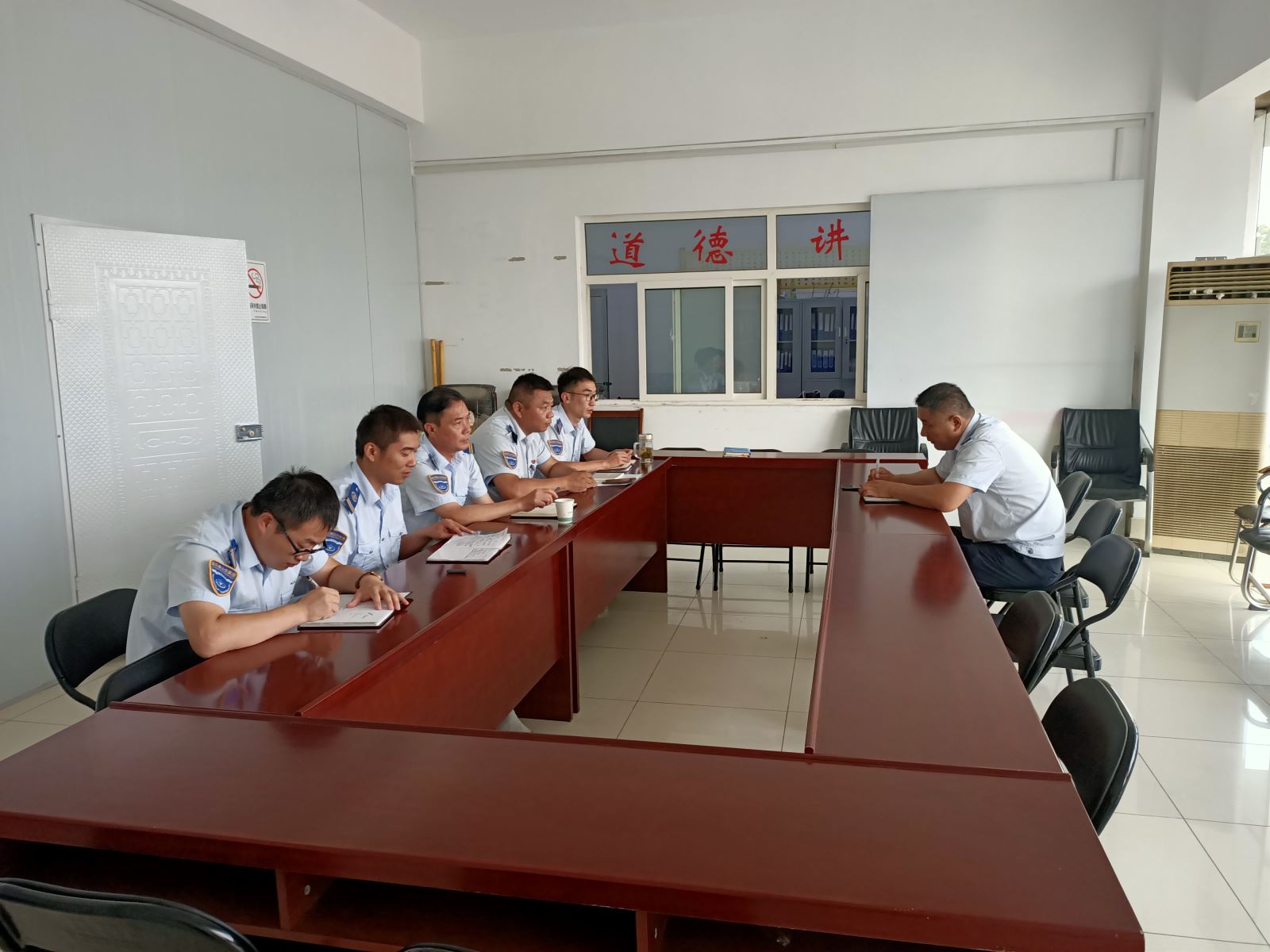 公交集團(tuán)經(jīng)營(yíng)發(fā)展事業(yè)部召開生產(chǎn)運(yùn)營(yíng)會(huì)