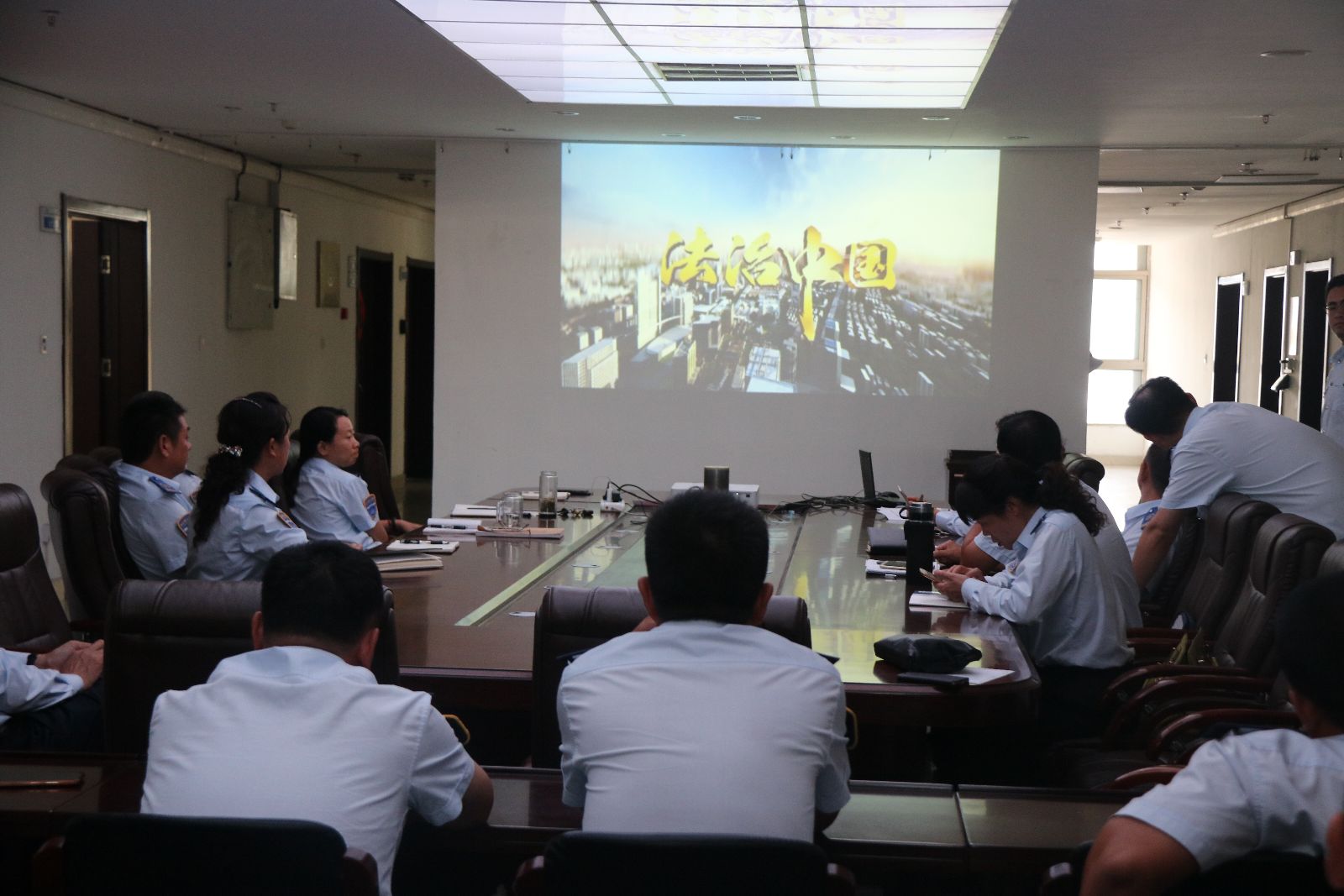 公交集團權(quán)屬單位組織學(xué)習(xí)觀看《法治中國》專題片