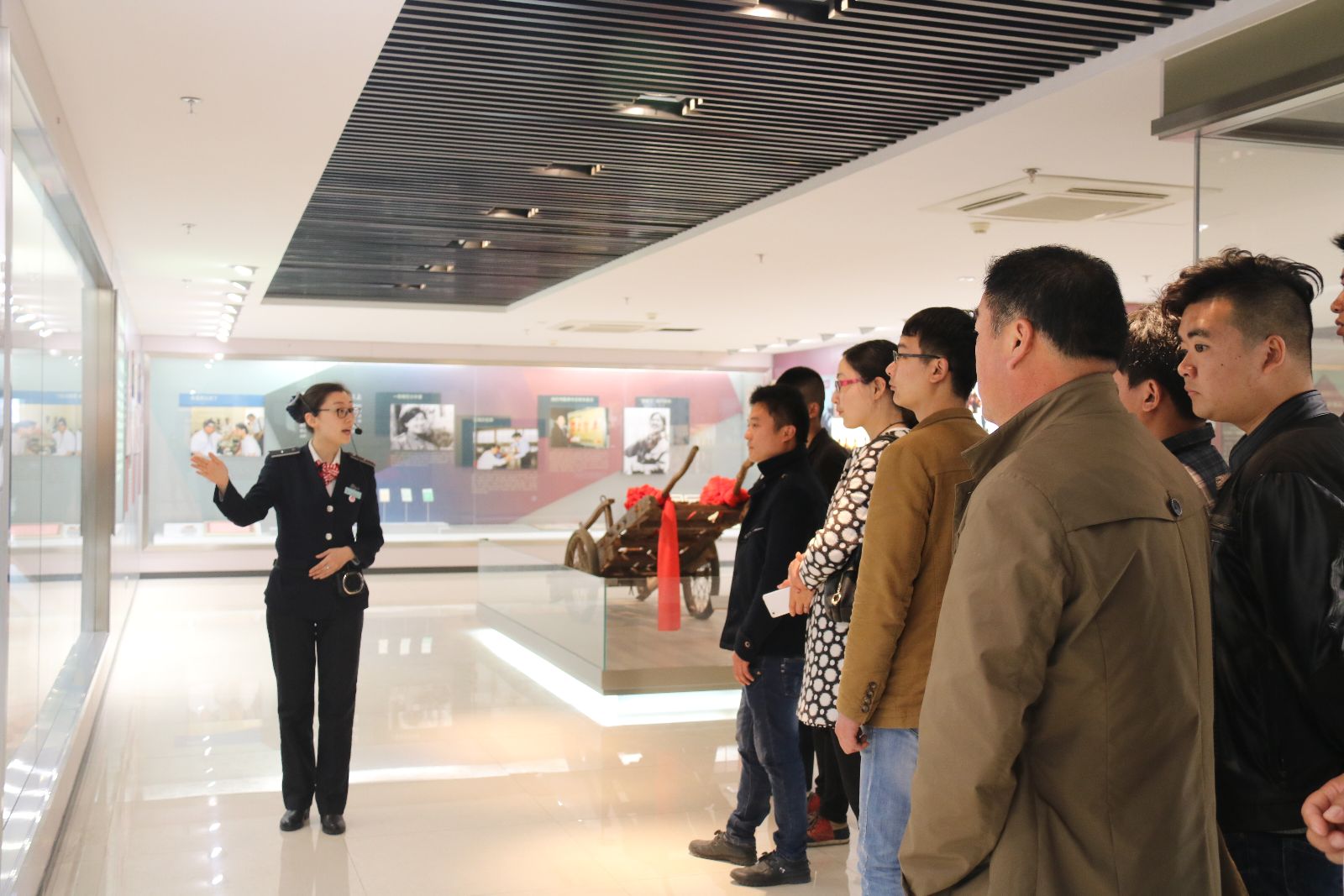 公交大浦廠、維修公司組織干部職工參觀“雷鋒車”事跡陳列館