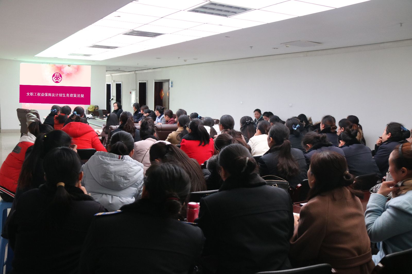 公交快速公司開展女職工權(quán)益保障及計劃生育政策法規(guī)培訓(xùn)