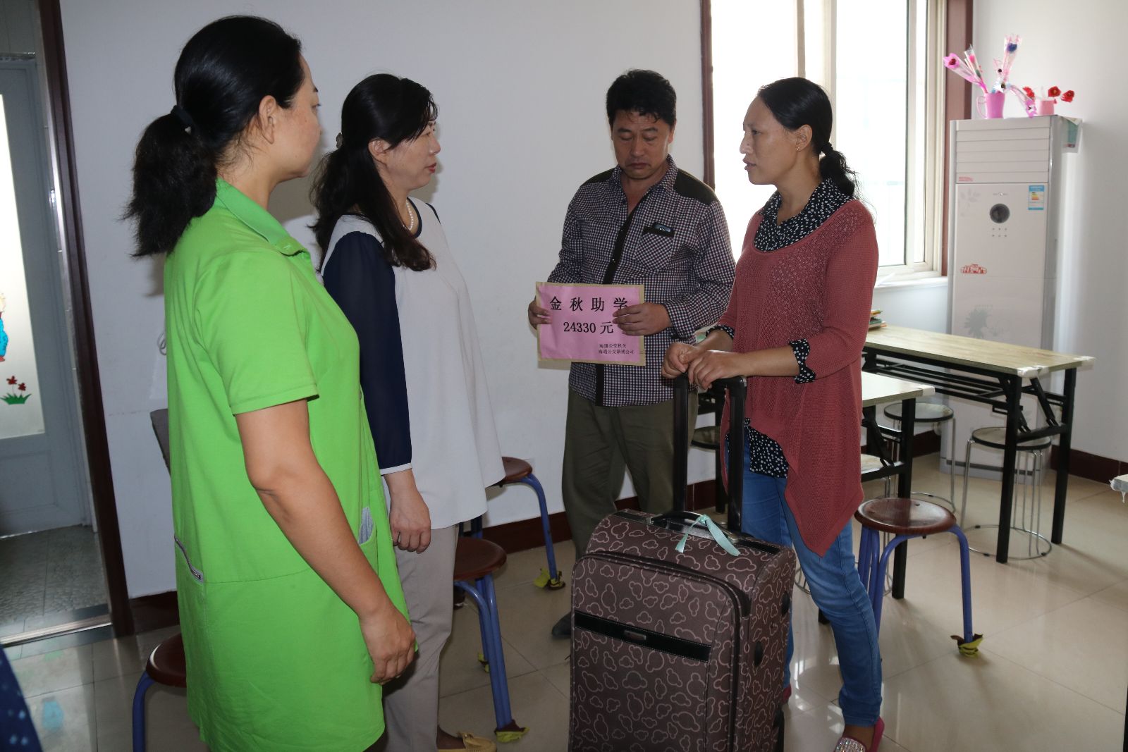 中秋節(jié)前海通公交公司慰問(wèn)特困職工