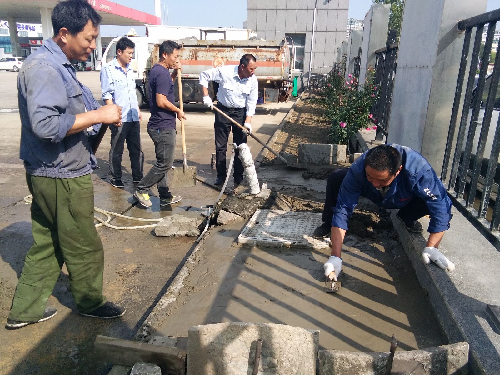 公交東部公司自建清洗水泥臺面 為創(chuàng)衛(wèi)助力