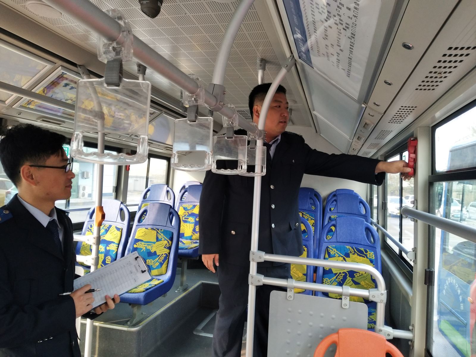 公交集團(tuán)機(jī)務(wù)技術(shù)部開(kāi)展車(chē)輛技術(shù)狀況檢查工作