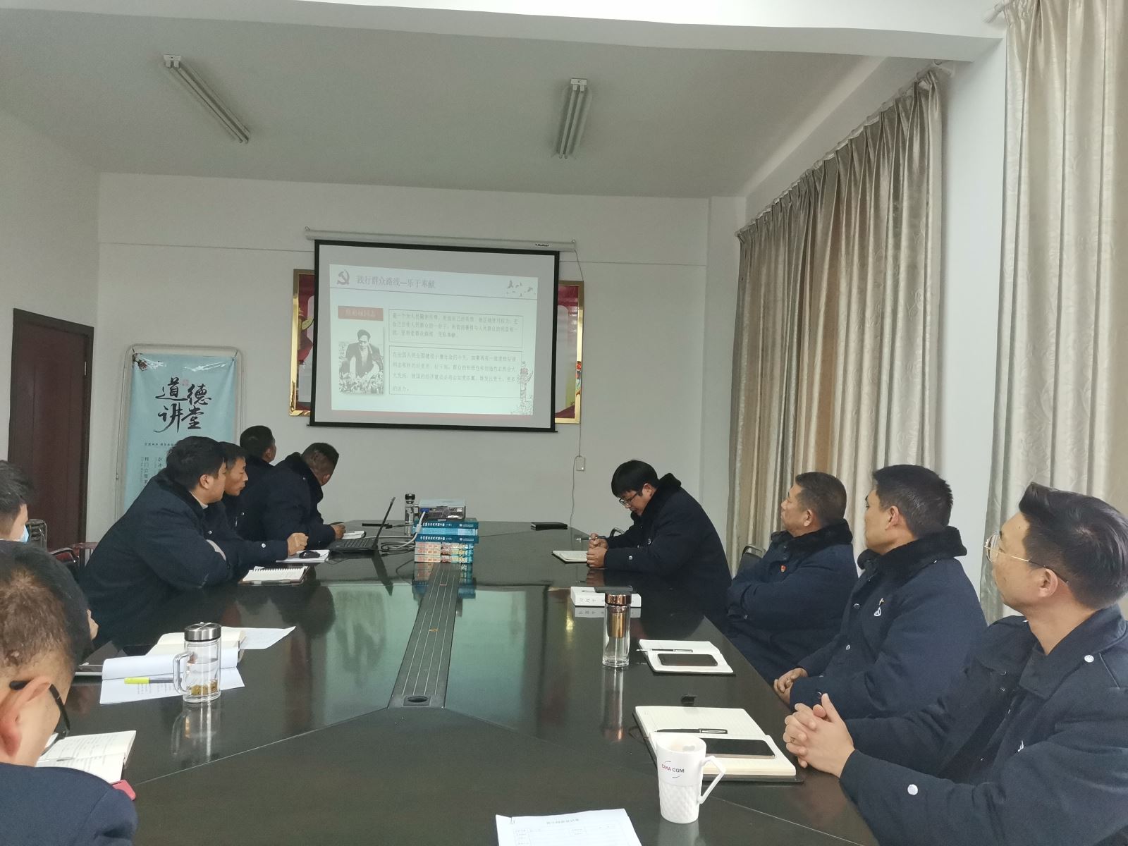 公交集團(tuán)公交事業(yè)二部召開“淺談黨員與奉獻(xiàn)”主題黨課