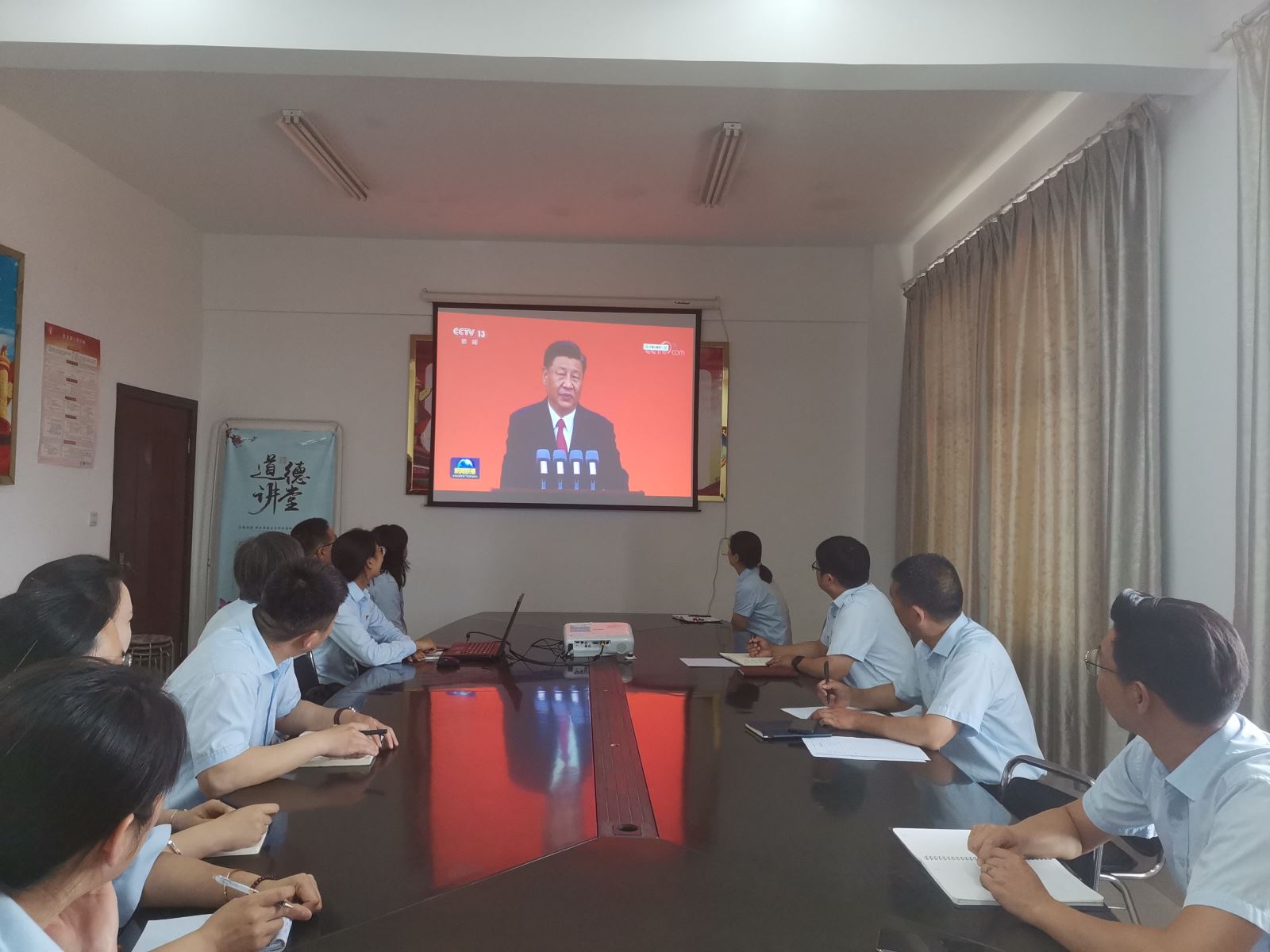 公交集團(tuán)公交事業(yè)二部組織廣大黨員干部職工觀看慶祝中國共產(chǎn)黨成立100周年“七一”勛章表彰大會