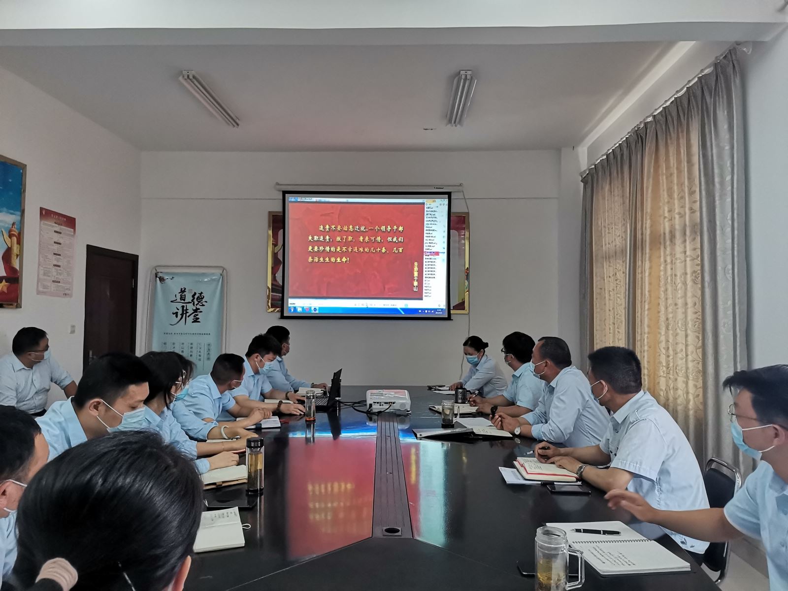 公交集團公交事業(yè)二部組織觀看學(xué)習(xí)《生命重于泰山》專題片